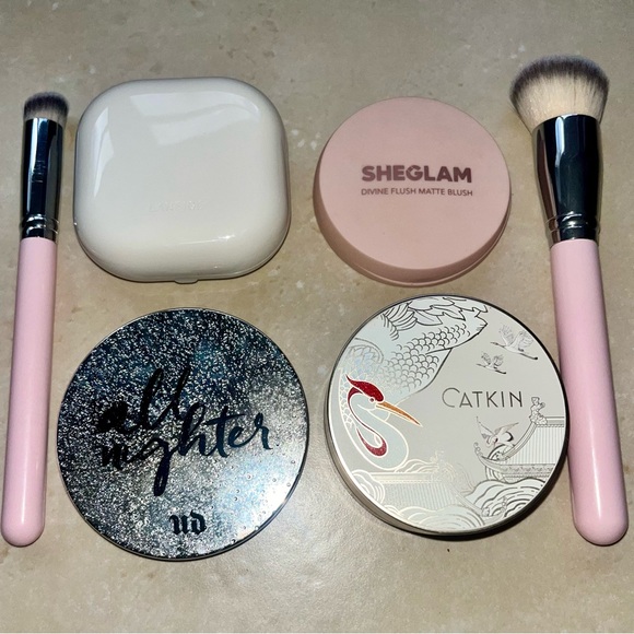 Makeup Bundle - Picture 1 of 8